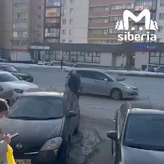 Подростки закидывают яйцами и снежками автобусы в Новосибирске. Хулиганы...
