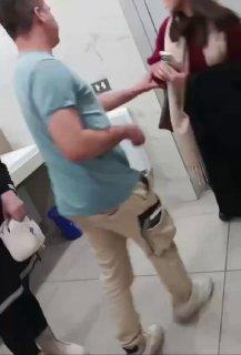 В аэропорту Уфы девушка поймала извращенца, который снимал на видео женщин в...