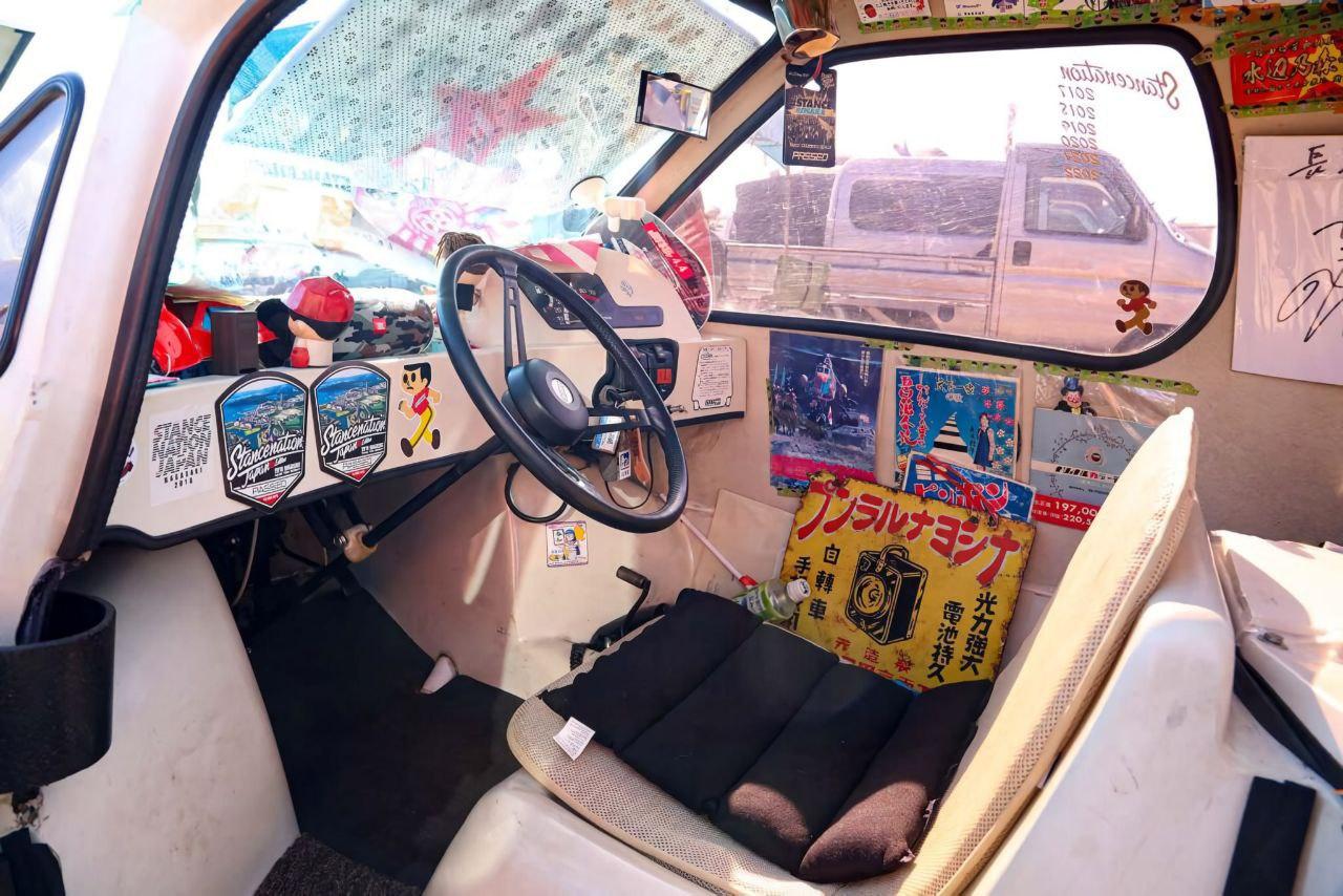 Так выглядит один из самых маленьких автомобилей в мире — японская Mitsuoka BUBU 501 в виде пирамидки.