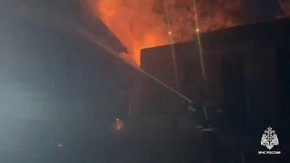 🔥Пожарные МЧС России ликвидировали крупное возгорание многоквартирного дома во Владивостоке — 37 человек участвовали в тушении пожара в историческом здании.
