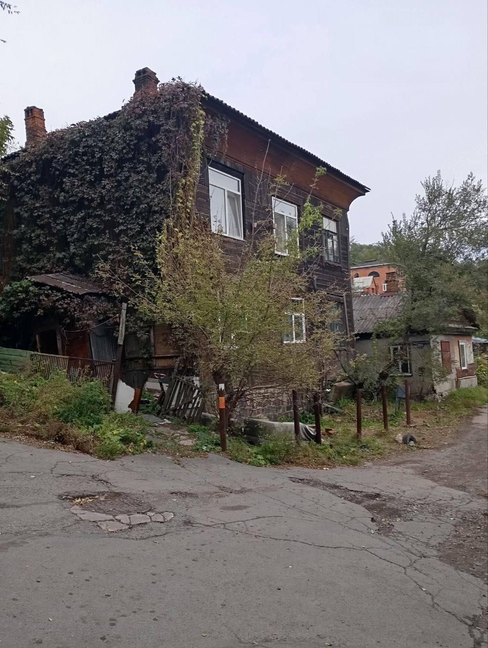 🔥Пожарные МЧС России ликвидировали крупное возгорание многоквартирного дома во Владивостоке — 37 человек участвовали в тушении пожара в историческом здании.
