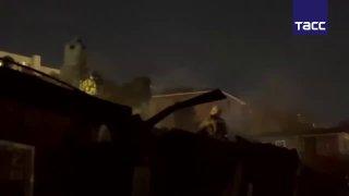 🔥Пожарные МЧС России ликвидировали крупное возгорание многоквартирного дома во Владивостоке — 37 человек участвовали в тушении пожара в историческом здании.