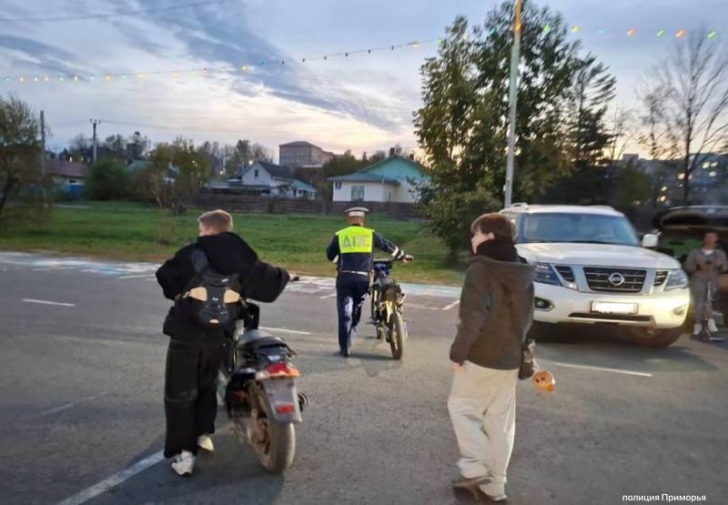 👮‍♂️ Полиция наказала родителей подростков, которые ездили на мопедах без прав в Артеме