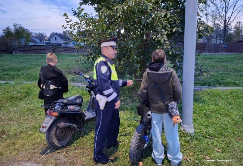 👮‍♂️ Полиция наказала родителей подростков, которые ездили на мопедах без прав в Артеме
