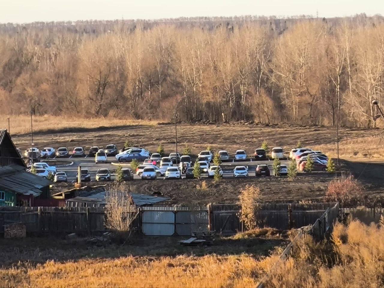 Машинами всё заставлено: парковка на набережной в Ачинске не вмещает всех желающих