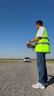 Вау: парень показал, как полицейские шипы работают в реальной жизни.