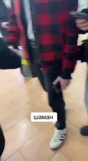 «Мефедрон не употребляете?» В сети вирусится видео с SHAMAN, который встретил в ТЦ поклонников и спросил, не употребляют ли они наркотики.