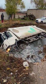 Мусоровоз утонул в выгребной яме в Самаре Инцидент произошел на улице...