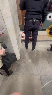 Мужчина попал под поезд на Замоскворецкой линии. Спасти его не удалось. 🇷🇺...