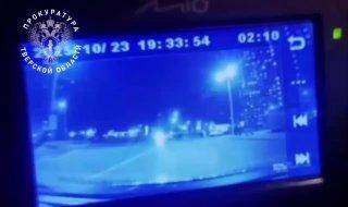 Автомобиль сбил четверых человек в Твери на остановке. Авария случилась в...