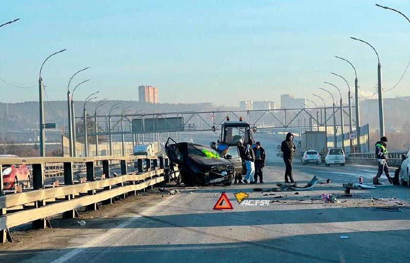 Полчаса назад на Бугринском мосту произошло жёсткое ДТП — размотались два седана