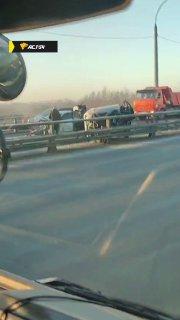 Полчаса назад на Бугринском мосту произошло жёсткое ДТП — размотались два седана