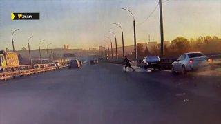 В жесткой аварии на Бугринском мосту сегодня утром чуть не погиб мужчина. И...