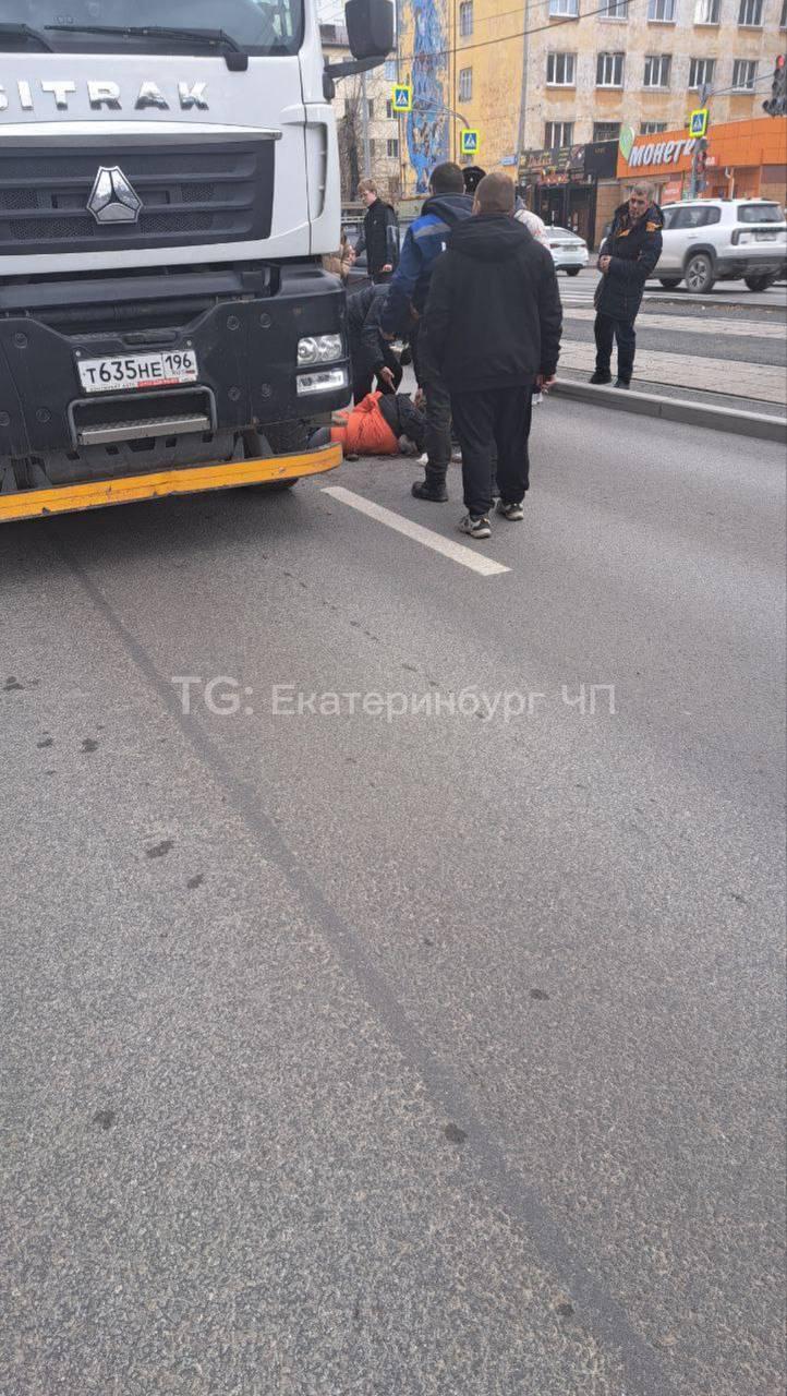 Подробности ДТП, в котором курьер на самокате погиб под колесами...