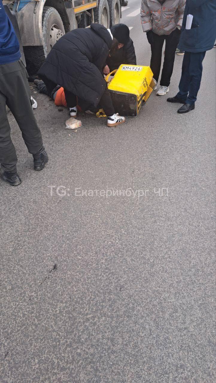 Подробности ДТП, в котором курьер на самокате погиб под колесами...