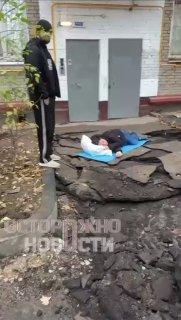 Москвичка легла на дорогу, чтобы помещать рабочим, шумевшим пол ночи Жители...