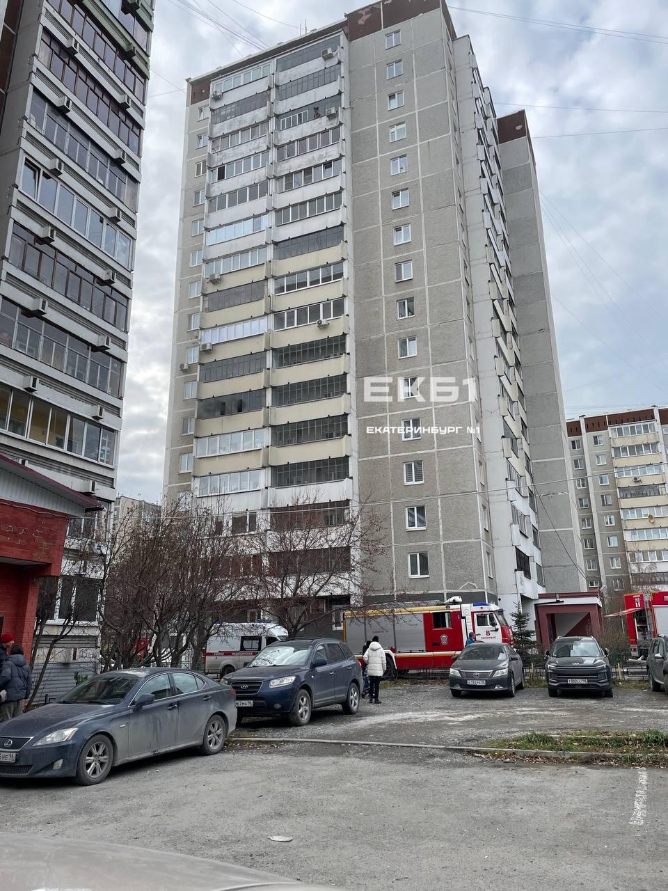 Горит квартира на Родонитовой, 1. Пожар разгорелся на шестом этаже. По словам...