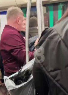 Ответ от старшего поколения: Мужчина ударил кулаком в лицо пьяную 15-летнюю школьницу в метро Санкт-Петербурга.