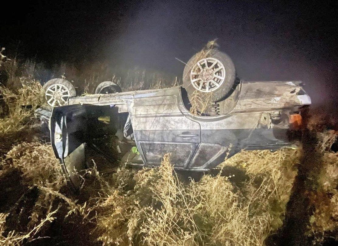 Седан ВАЗ-2115 слетел с трассы и перевернулся сегодня в полночь в Искитимском...