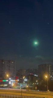 В небе над Москвой заметили яркий огненный объект — по виду он напоминал метеорит, сгоревший в атмосфере.