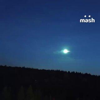 В небе над Москвой заметили яркий огненный объект — по виду он напоминал метеорит, сгоревший в атмосфере.