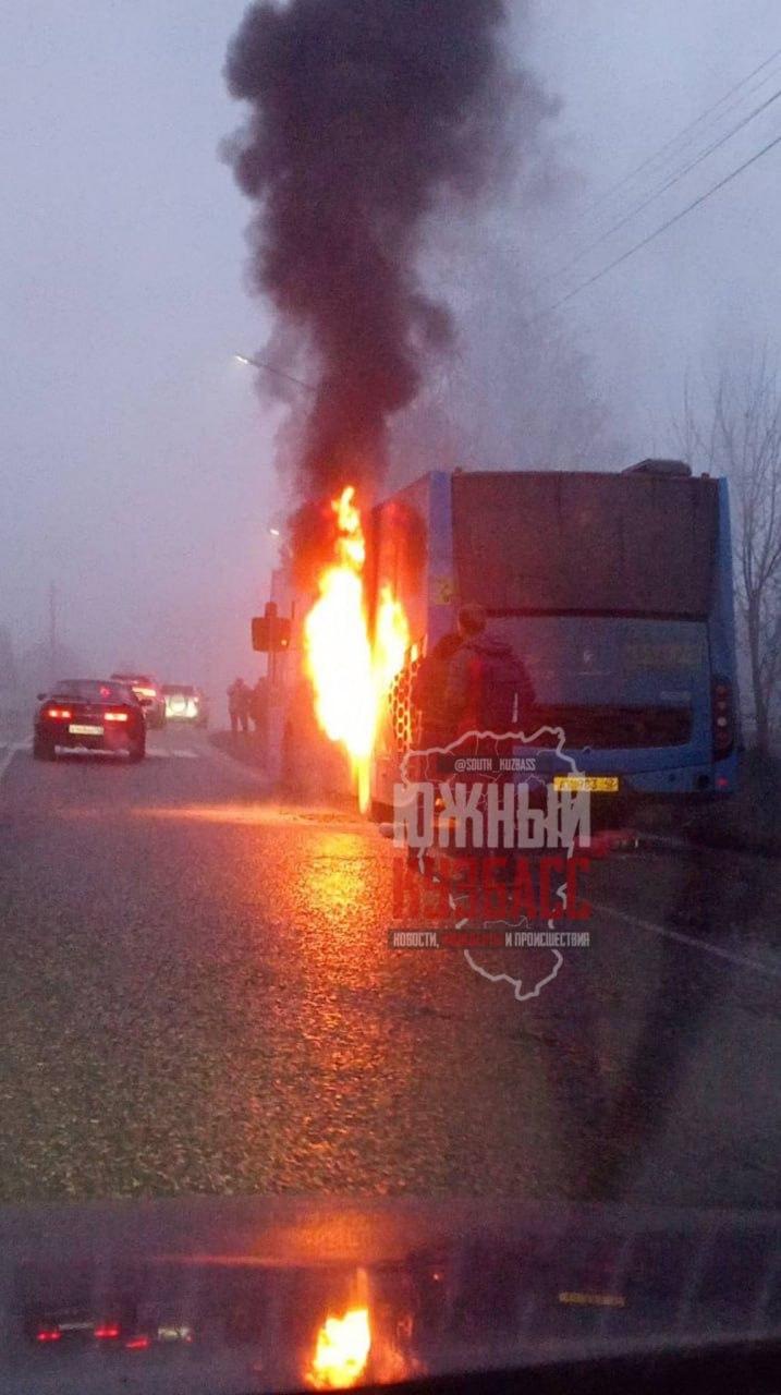 Сегодня около 7:50 утра в Мысках загорелся автобус, сообщает очевидец....