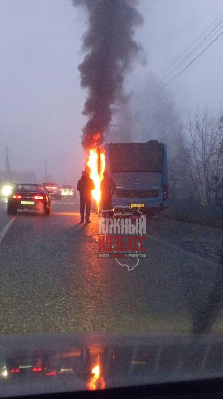 Сегодня около 7:50 утра в Мысках загорелся автобус, сообщает очевидец....