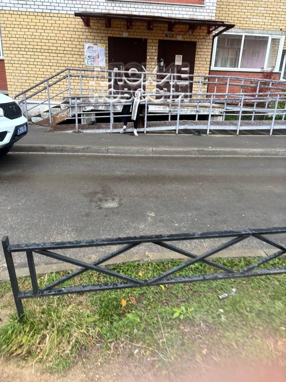 Вологодская школьница выпала из окна и повисла на перилах перед подъездом На...