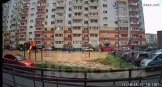 Вологодская школьница выпала из окна и повисла на перилах перед подъездом На...