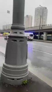 На юге Москвы девушка попала в ДТП, зацепившись за стекло от проезжающего...