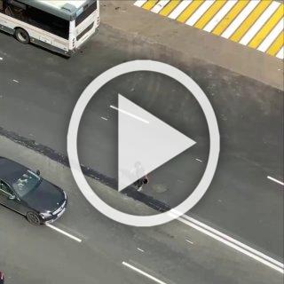 В Москве мигрант закрасил две сплошные, чтоб было...