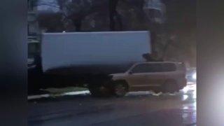 Соцсети: Land Cruiser залетел под грузовик в Новокузнецке