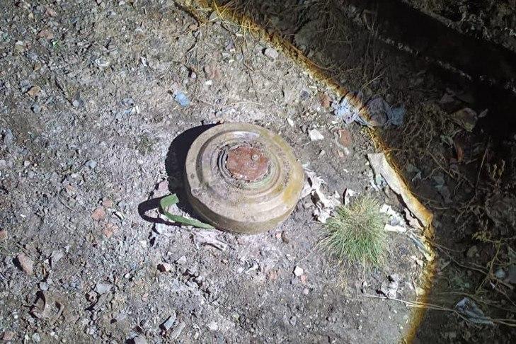 Тракторист нашёл противотанковую мину на мусорном полигоне в районе села Колыбелька в Краснозёрском районе, к счастью, боеприпас оказался учебным