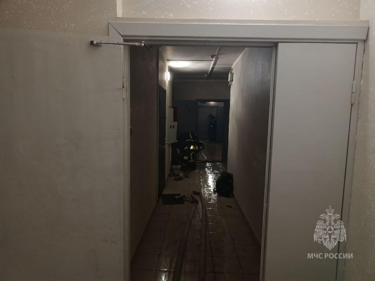 Пожарные спасли 12 человек из горящей многоэтажки на Ярыгинской набережной...