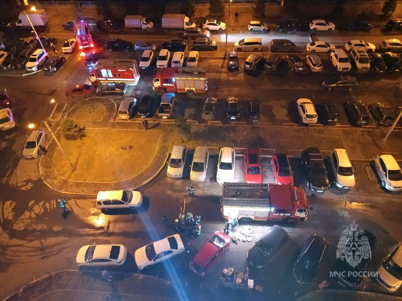 Пожарные спасли 12 человек из горящей многоэтажки на Ярыгинской набережной...