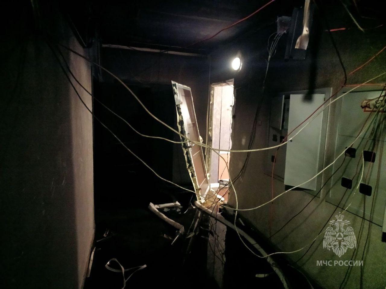 Пожарные спасли 12 человек из горящей многоэтажки на Ярыгинской набережной...