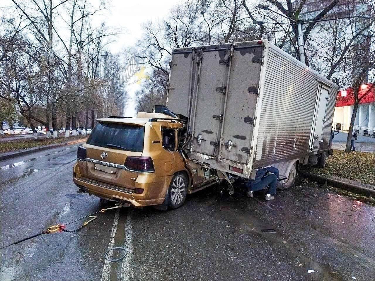 В Новокузнецке произошло жёсткое ДТП. Водитель «Крузака» не справился с...