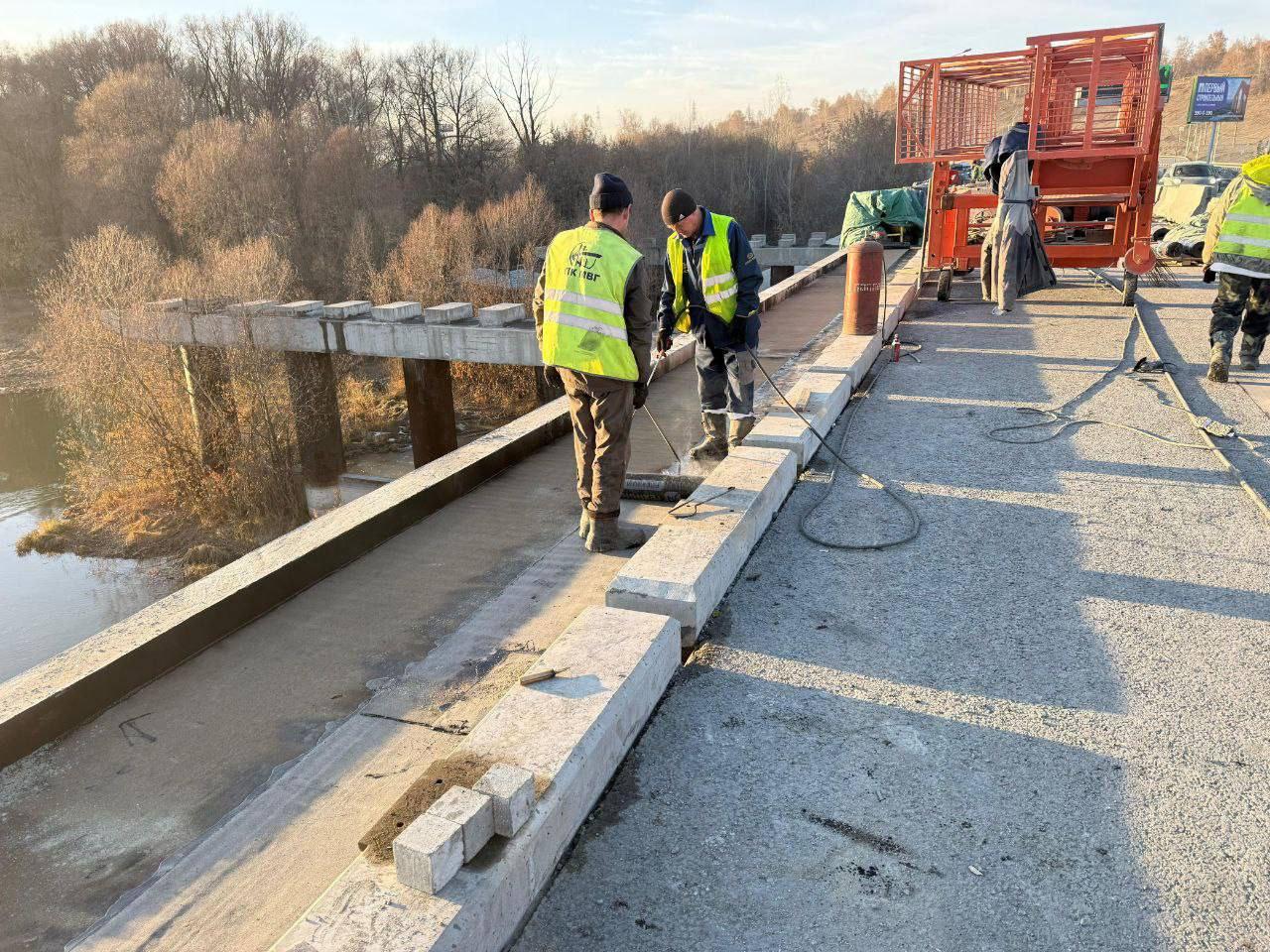 На мосту через реку Иню на Бердском шоссе завершены работы по проезжей части и тротуарам.