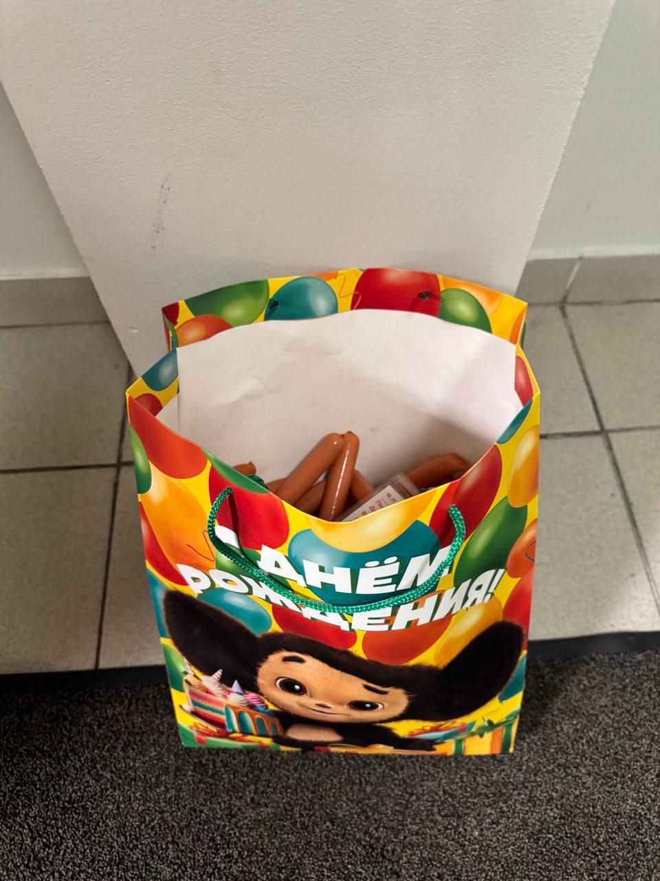 Директор новосибирского мясокомбината поздравил сотрудницу с рождением двойняшек. И подарил ей 5 кило сосисок