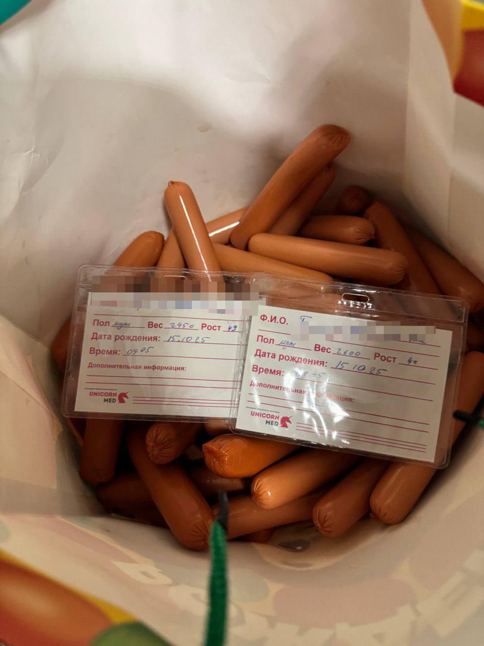 Директор новосибирского мясокомбината поздравил сотрудницу с рождением двойняшек. И подарил ей 5 кило сосисок