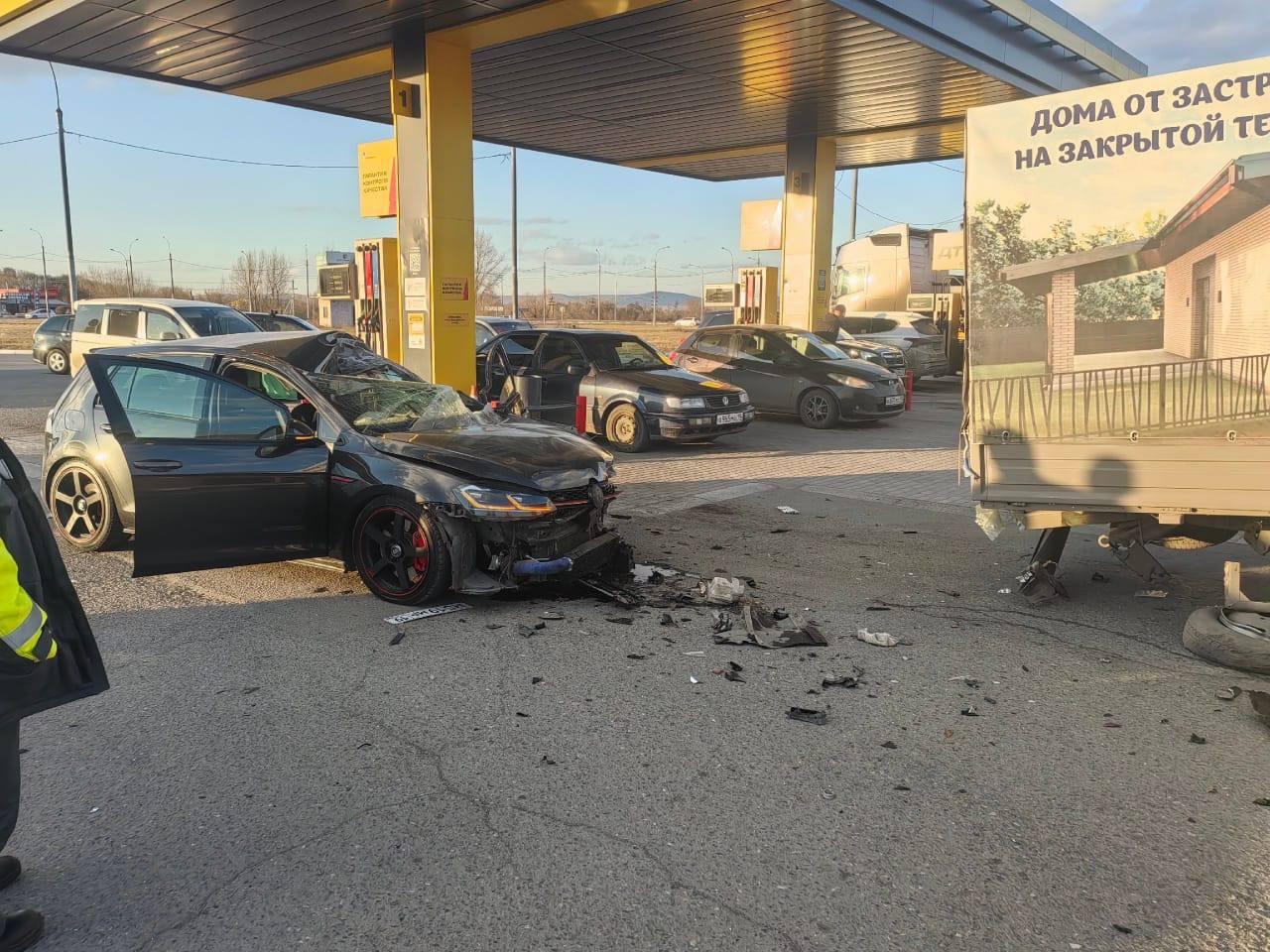 Грузовик врезался в АЗС после массового ДТП