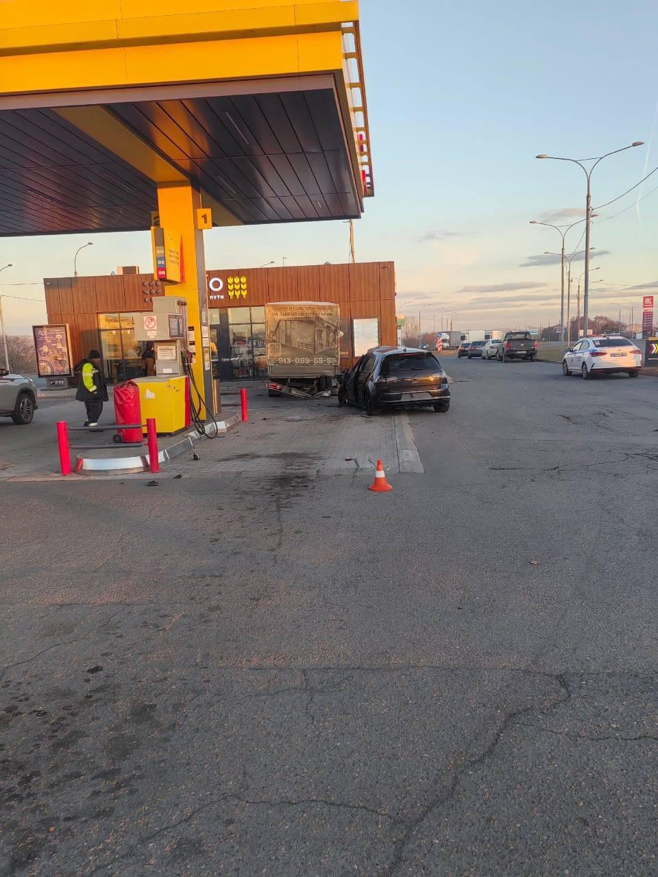 Грузовик врезался в АЗС после массового ДТП