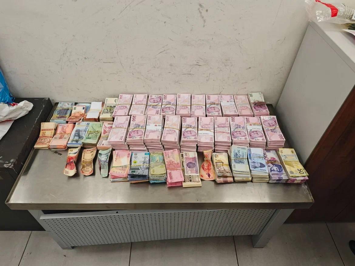 В аэропорту Шереметьево мужчина пытался провезти более 100 тысяч долларов.