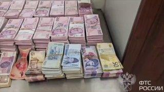 В аэропорту Шереметьево мужчина пытался провезти более 100 тысяч долларов.