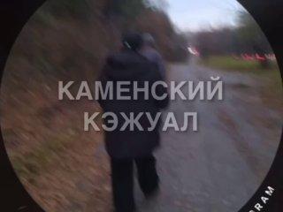 В Каменске-Уральском девочка пнула пенсионера так, что тот упал, а другая...