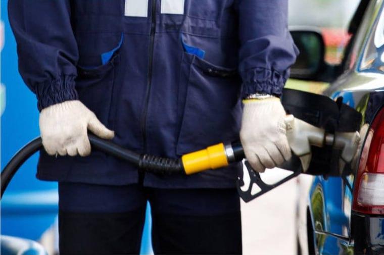 В Вологодской области ввели штрафы до ₽50 тысяч за продажу бензина подросткам.