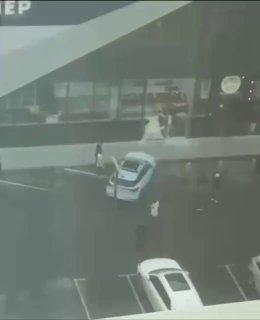 В Новых Ватутинках внедорожник пробил стеклянный фасад торгового центра Никто...