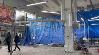 На Центральном рынке в Абакане ремонтируют пол. Работают строители ночью,...