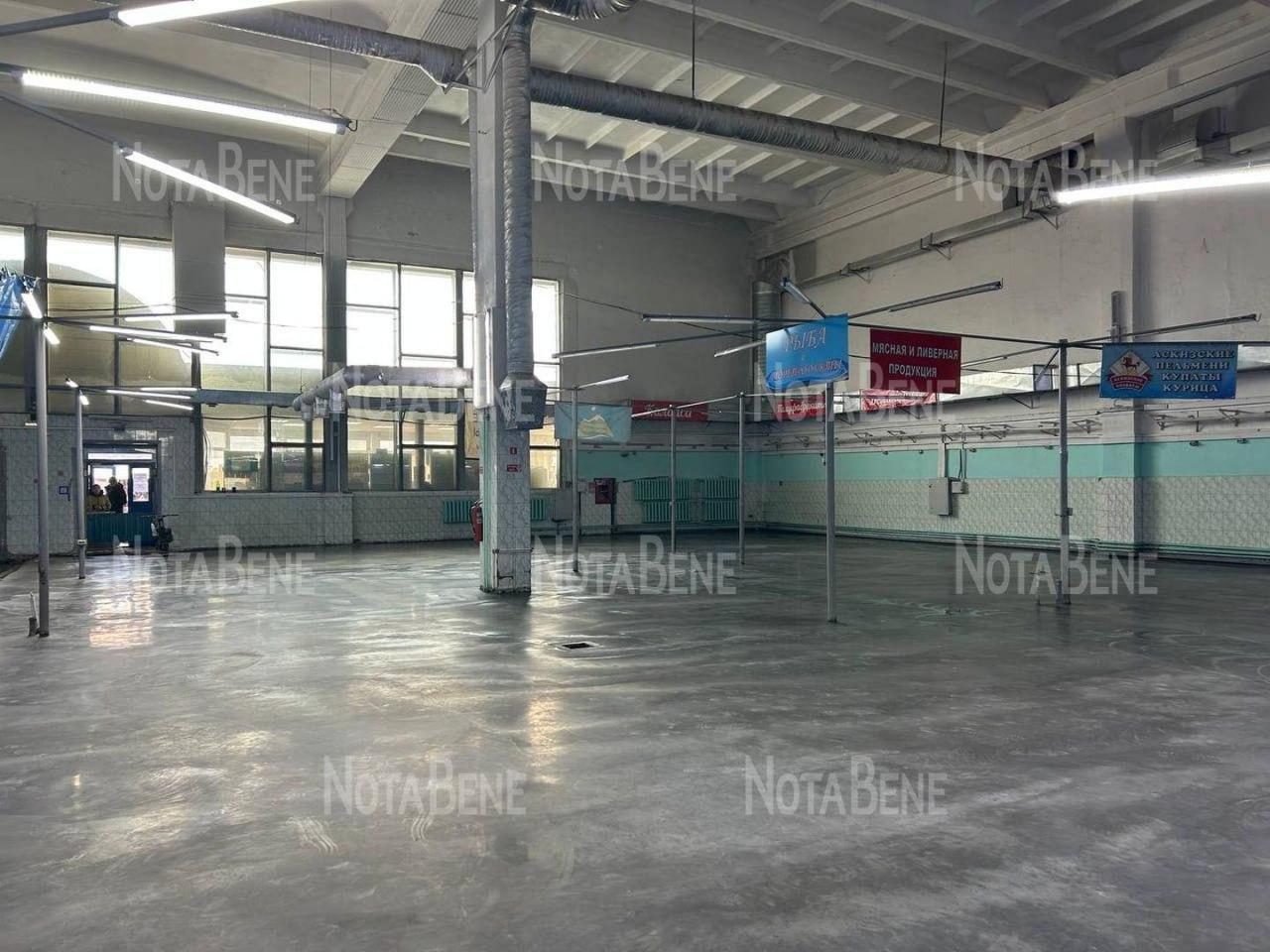 На Центральном рынке в Абакане ремонтируют пол. Работают строители ночью,...