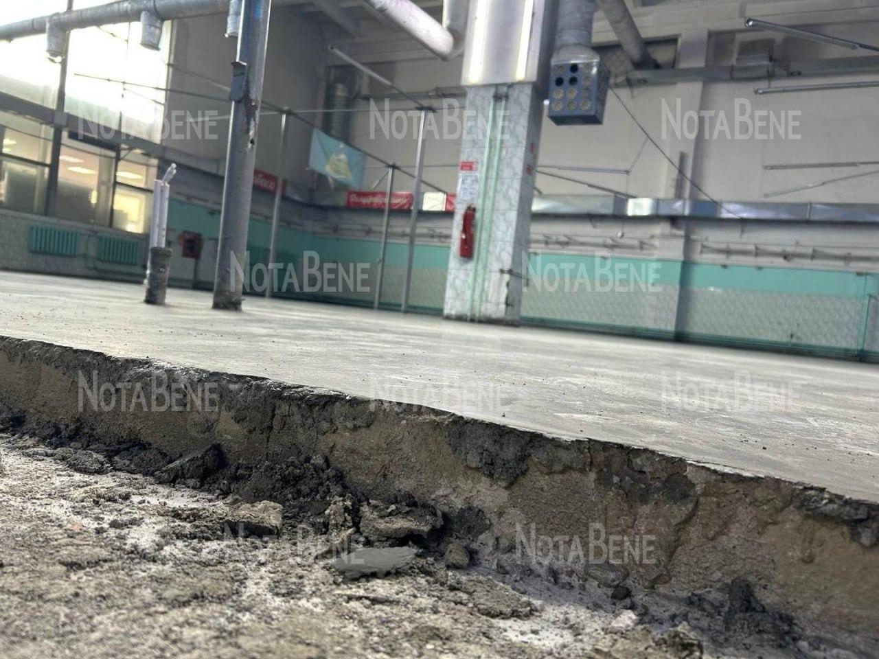 На Центральном рынке в Абакане ремонтируют пол. Работают строители ночью,...